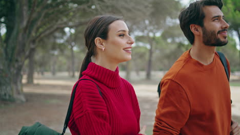 Pareja-Romántica-Caminando-Por-El-Bosque-De-Otoño-Tomados-De-La-Mano-De-Cerca.-Excursionistas-Paseando