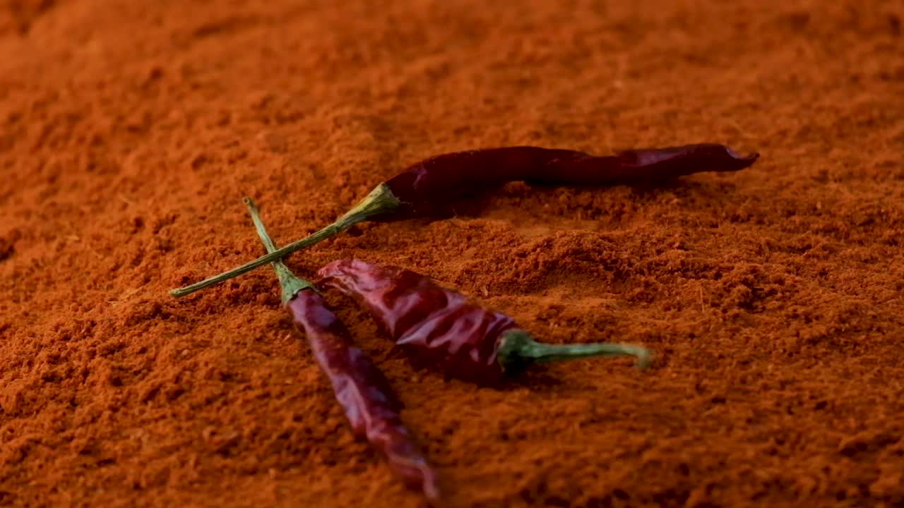 말린  ⁇ 은 칠리 후추가  ⁇ 은 칠리 파우더 파프리카에 느린 움직임으로 떨어집니다.