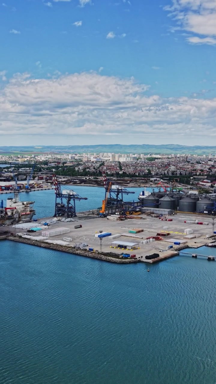 Vista de un puerto concurrido mostrando barcos y el horizonte urbano durante el día