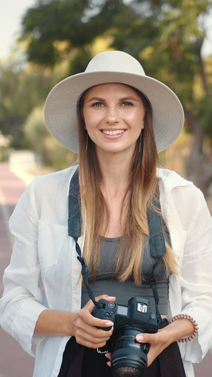 카메라를 들고 있는 여성 사진작가