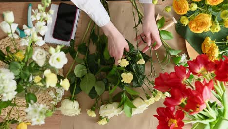 mujer que trabaja en una floristería