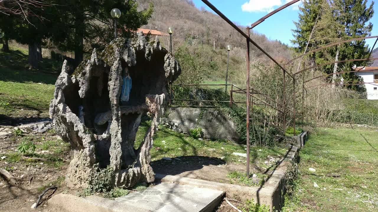 작은 가정 동굴 안 에 있는 동정녀 마리아 와 함께 있는 제단