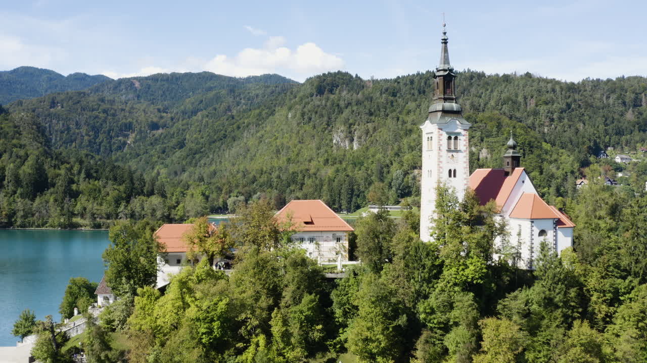 Chiesa della Madre di Dio circondata dalle acque calme del Lago di Bled in Slovenia