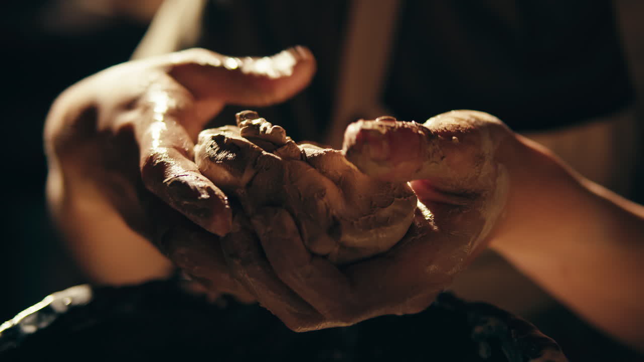 manos moldeando arcilla