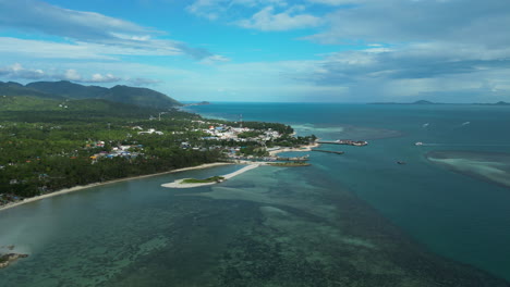 Vista-Panorámica-De-La-Ciudad-De-Koh-Phangan-Pantip-Desde-Arriba,-Tailandia