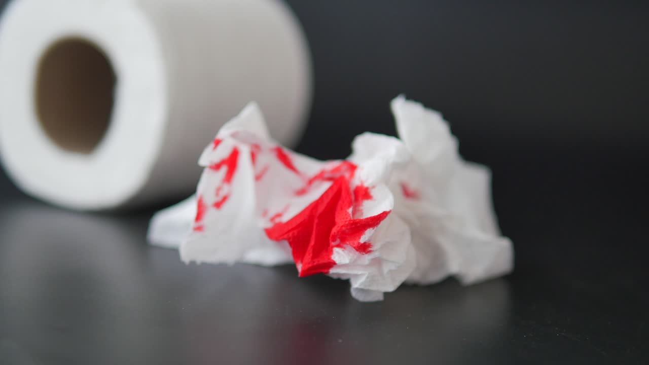 rollo de pañuelo y papel higiénico con sangre
