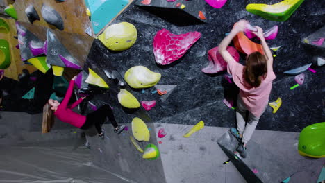 adolescentes haciendo bouldering en un gimnasio