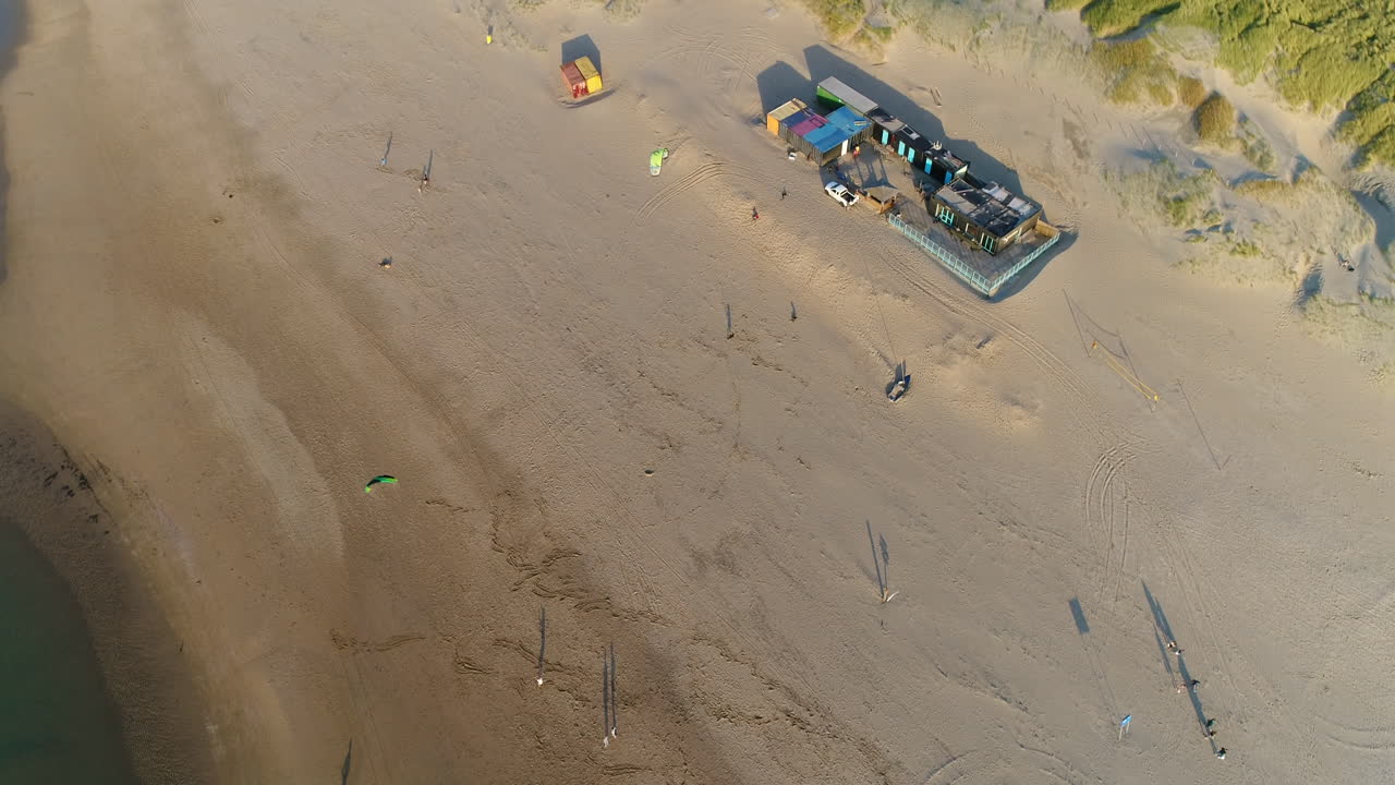 네덜란드 남부 노르트베이크의 모래사장에서 연을 날리는 관광객들