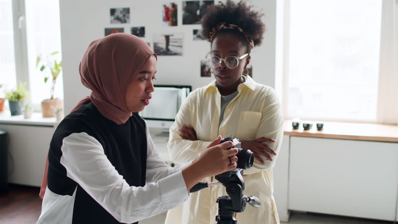fotografen, die die kamera aufstellen