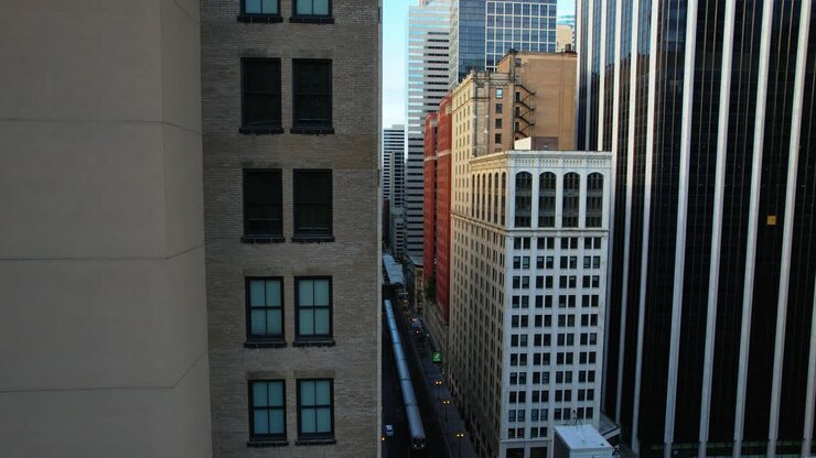 Paisagem Urbana de Chicago com Trem L Atravessando o Centro da Cidade.