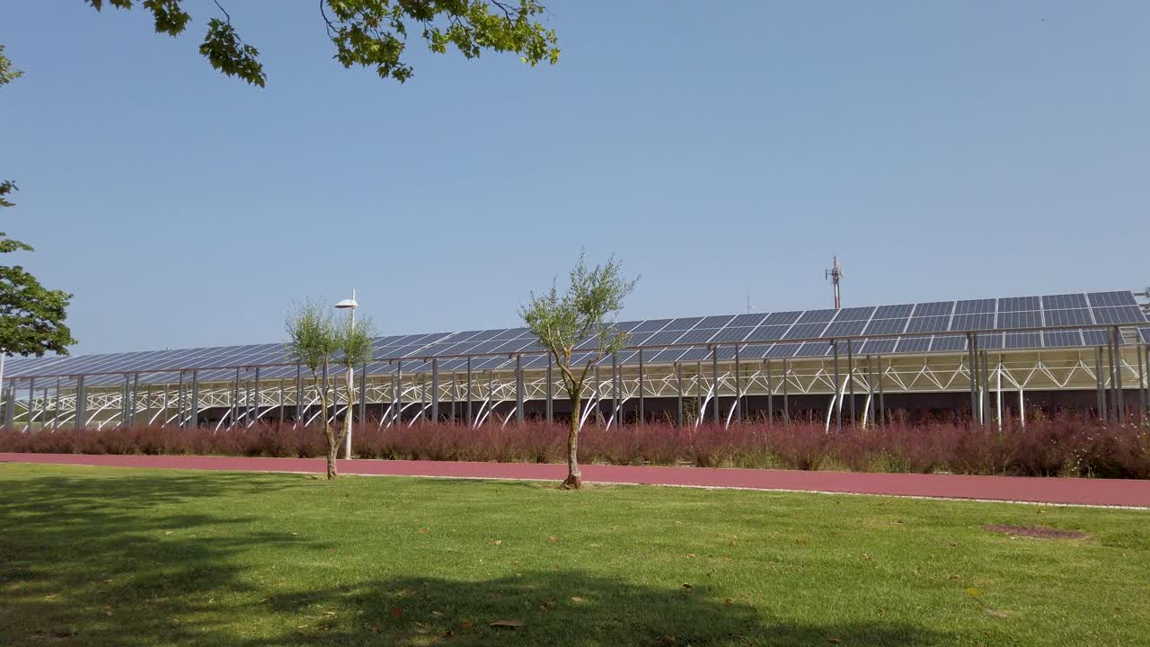 солнечные панели, которые делают весь спортивный центр самодостаточным в электроэнергии
