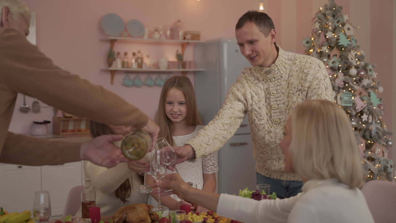 건배를 위해 잔을 붓는다