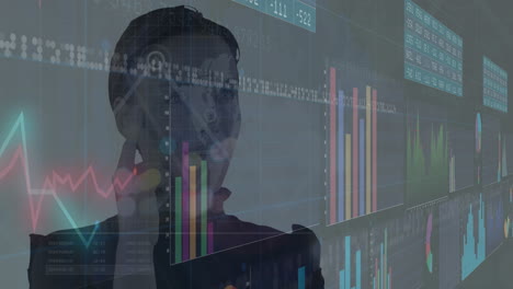 animación del procesamiento de datos financieros sobre una mujer de negocios caucásica