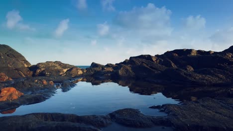 pequeño lago de agua cerca del océano, rodeado de rocas