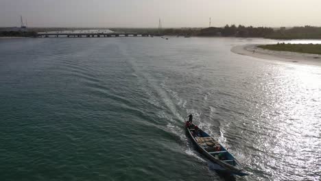 Schöne-Antenne-über-Langes-Boot,-Das-Sich-Entlang-Des-Gambia-Flusses-In-Westafrika-Durch-Mangrovenwälder-Und-Gewundene-Kurven-Bewegt-4