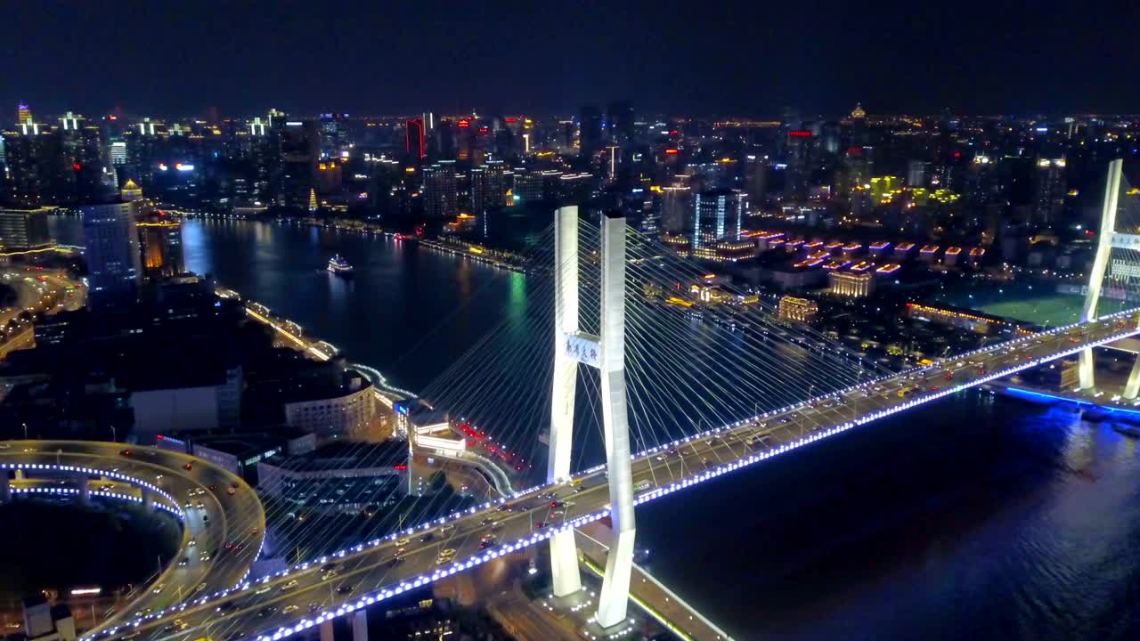 vista aérea de la rotonda del puente nanpu, centro de shanghai, china. distrito financiero y centros comerciales en la ciudad inteligente de asia. vista superior de rascacielos y edificios de gran altura por la noche.