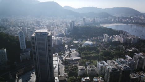 Ariel-Zeitraffer-Des-Morgendlichen-Verkehrs-Durch-Kreuzungen-In-Botafogo,-Rio-De-Janeiro,-Brasilien