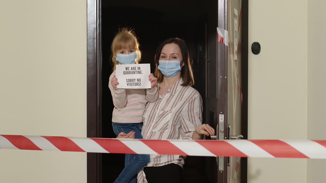 Giovane famiglia malata, composta da donna con figlia piccola, che rimane a casa durante la quarantena per coronavirus.