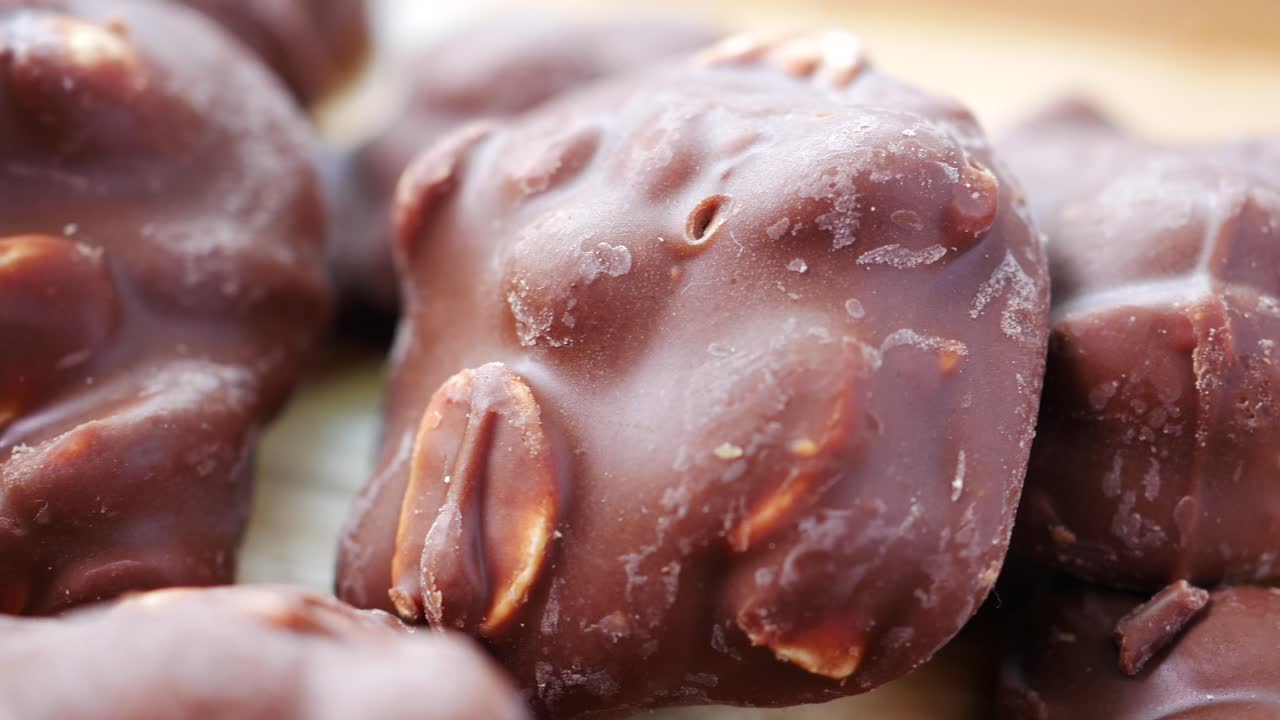 primer plano de dulces de maní de chocolate