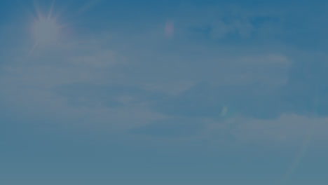 animación de texto de venta masiva en rectángulo sobre patrón abstracto contra el cielo nublado en el fondo