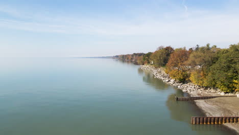 Rompeolas-Rocosas-Muelles-De-Control-De-Erosión-Sobresalen-Del-Lago-Erie-Por-Borde-Erosionado