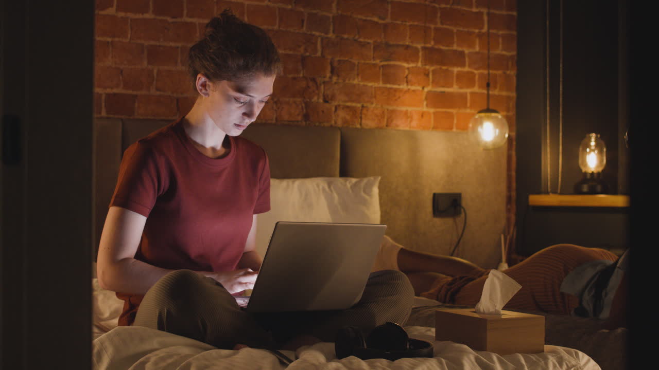 暗い通りのカメラで真剣な顔をして制服を着た見栄えの良い勇敢な警官のポートレートショット