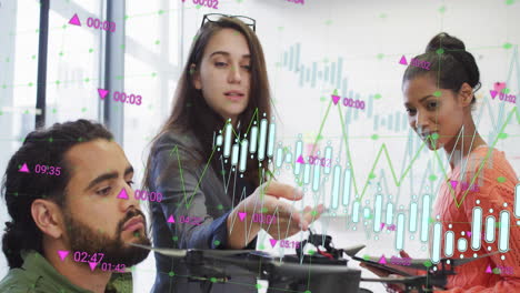 animación del procesamiento de datos financieros sobre diversos empresarios en la oficina.