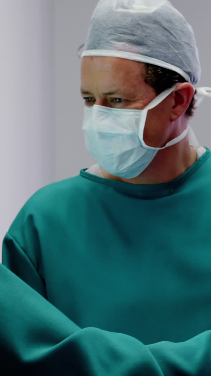 el médico y la enfermera mirando la radiografía