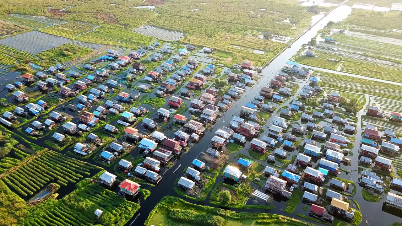 미마의 인레 호수와 그 다채로운 마을의 드론 영상입니다.