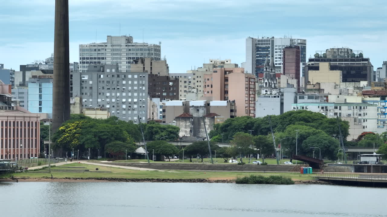 Panorama aereo del centro di Porto Alegre e architettura urbana ripresi con teleobiettivo 7x con panoramica da destra a sinistra. Caratterizzato da edifici densi e skyline. Registrato in video 4K professionale.