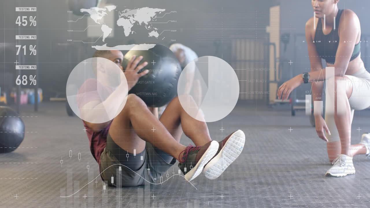 animación de datos en la interfaz sobre entrenadora biracial y entrenador cruzado con pelota en el gimnasio