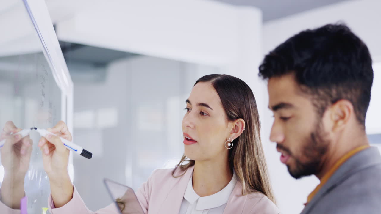 gente de negocios, tablero de vidrio