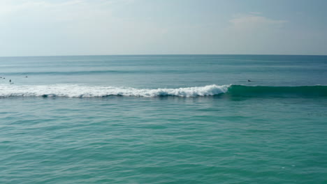 Schnelle-Ozeanwellen,-Die-Auf-Dem-Meer-Brechen.-Surfer,-Die-Auf-Den-Surfbrettern-Im-Tropischen-Ozean-Schwimmen