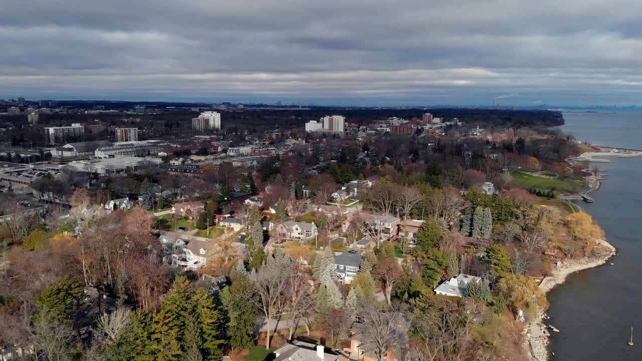 barrio suburbano de ontario junto al lago ontario en un día nublado en el otoño