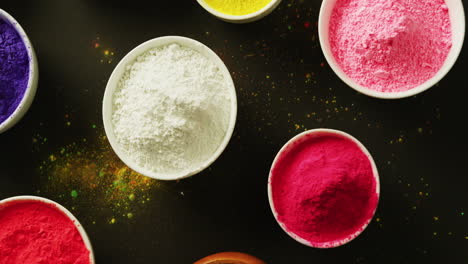 vídeo de polvo multicolor en cuencos con espacio de copia sobre fondo negro