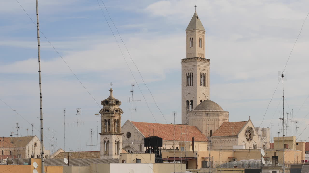 mirando por los techos hacia la catedral de bari en puglia, italia