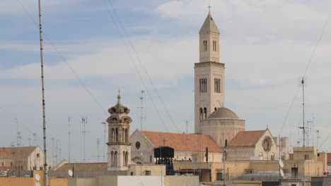 Looking-over-the-rooftops-towards-Bari-cathedral-in-Puglia,-Italy