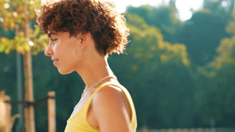 mujer joven al aire libre