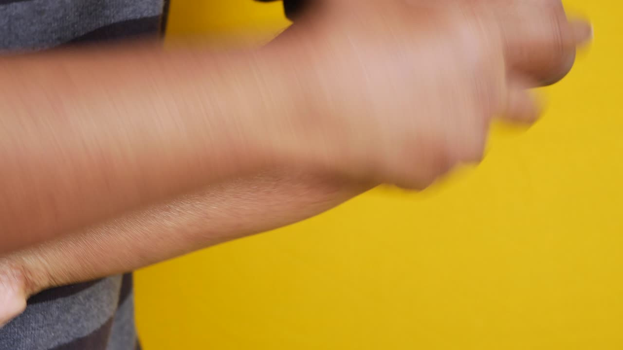 아픈 팔을 마사지하거나 치료하는 사람