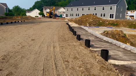 Neue-Straße-Mit-Entwässerung-Und-Stützmauer,-Die-Sich-Derzeit-Im-Bau-Befindet