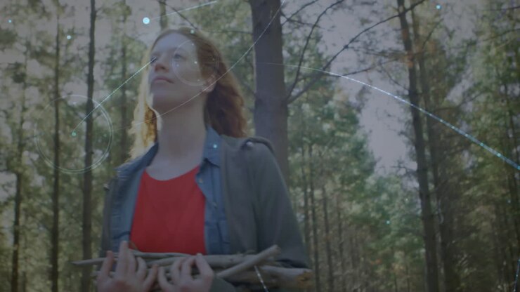 Mujer haciendo senderismo en un bosque de pinos, con iconos educativos animados y gráficos de datos de carbono flotando.