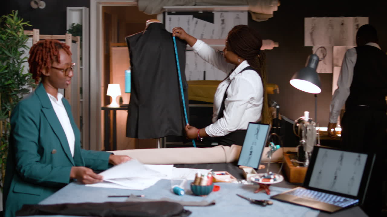 양복점에 있는 사람들