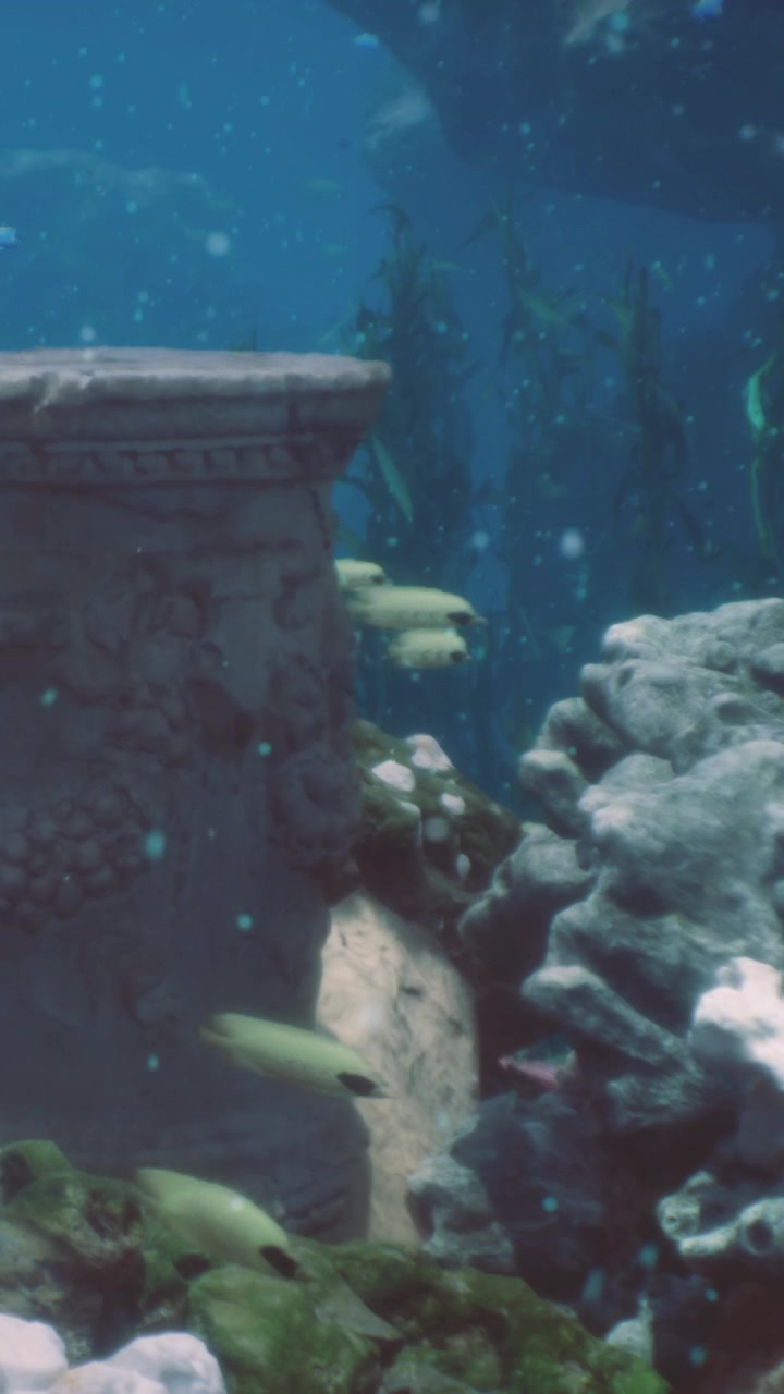 Unterwasserruinen bei einem Korallenriff mit schwimmenden Meerestieren.
