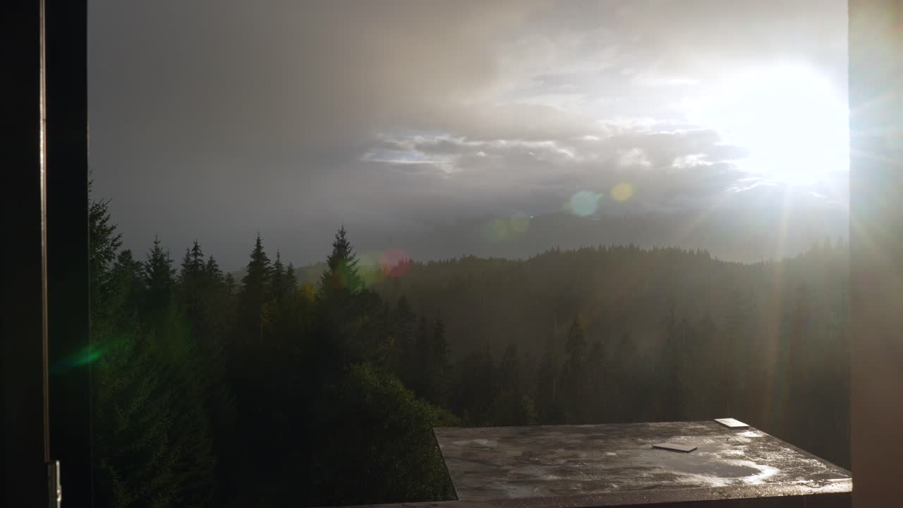 창문 에서 산 을 바라보는 장면