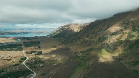 drone de la cordillera de twizel con nubes en nueva zelanda