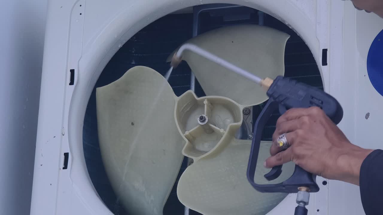 공기 조절기 외부 유을 압력 세탁기로 청소합니다.