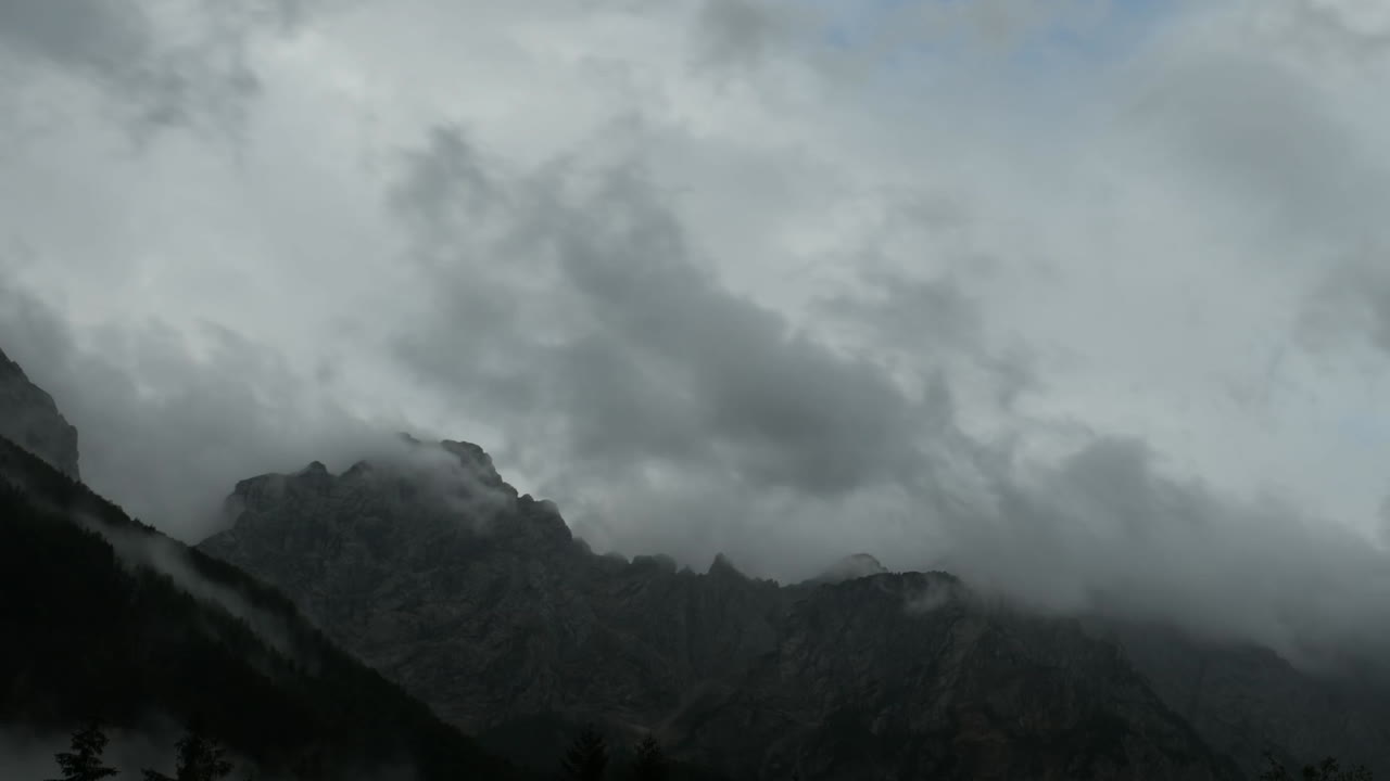 산 정상, 극적인 폭풍우가 치는 하늘, 전경의 숲, kamnisko savinjske alpe의 ojstrica 피크, logarska dolina, 슬로베니아, 유럽 알프스