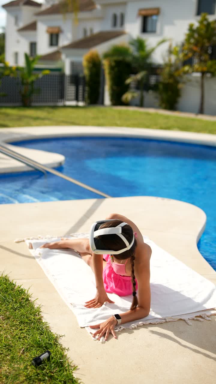 mujer haciendo ejercicio de tabla junto a la piscina con auriculares vr