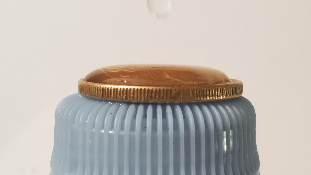 Tension superficielle de l'eau sur une pièce de monnaie