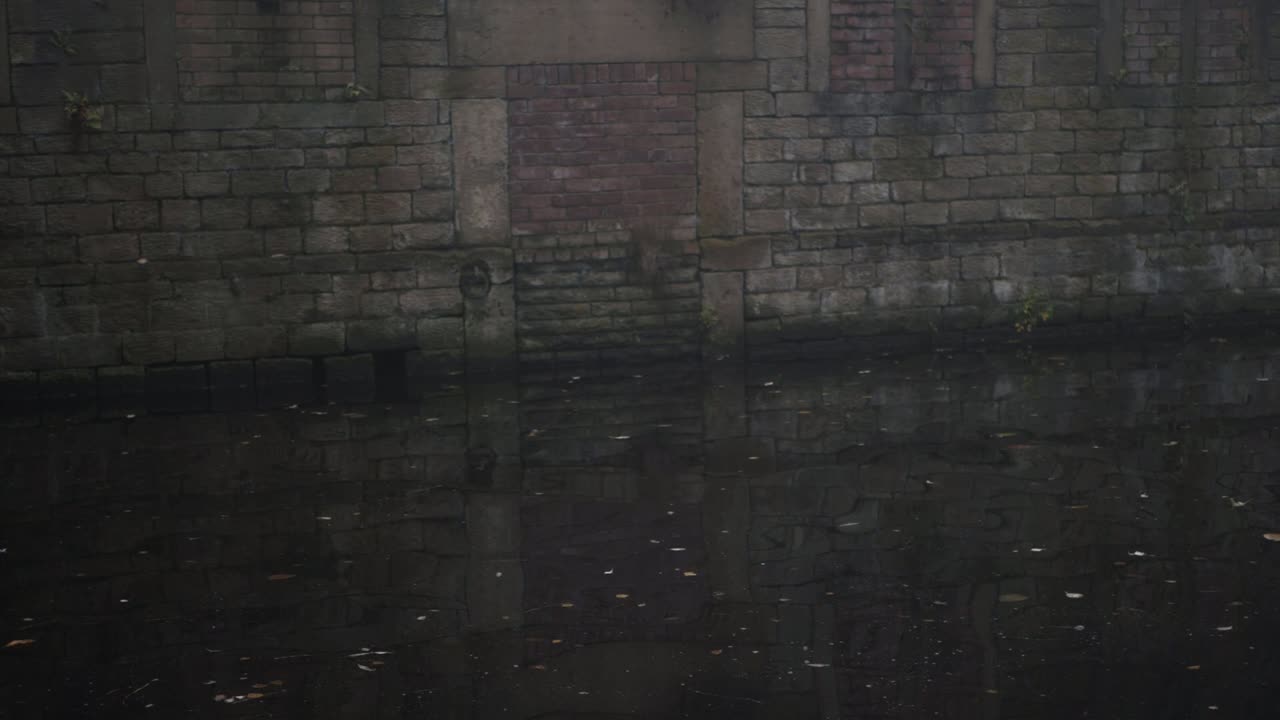 어둡고 더러운 스틸 운하 물 넓은 패닝 샷